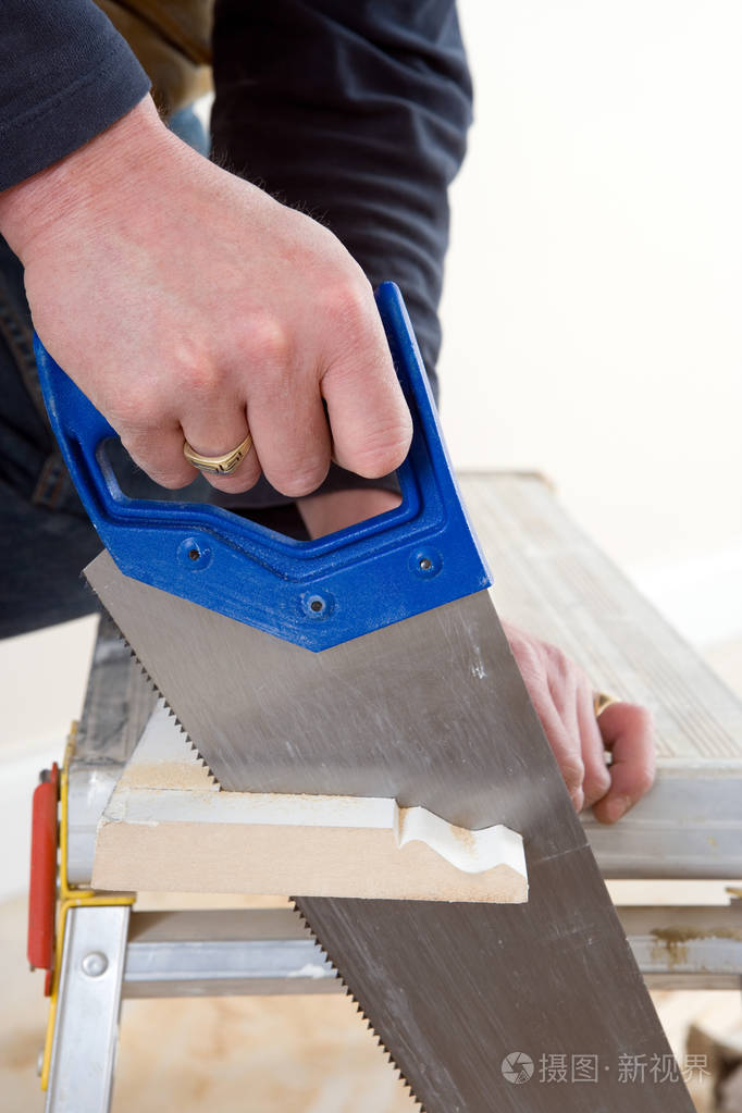 中成年男性木工鋸木切割鏡頭